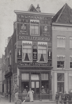 831428 Gezicht op de voorgevel van de Slijterij Wed. & Gebr. Staffhorst (Oudegracht Weerdzijde 140) te Utrecht: staand ...